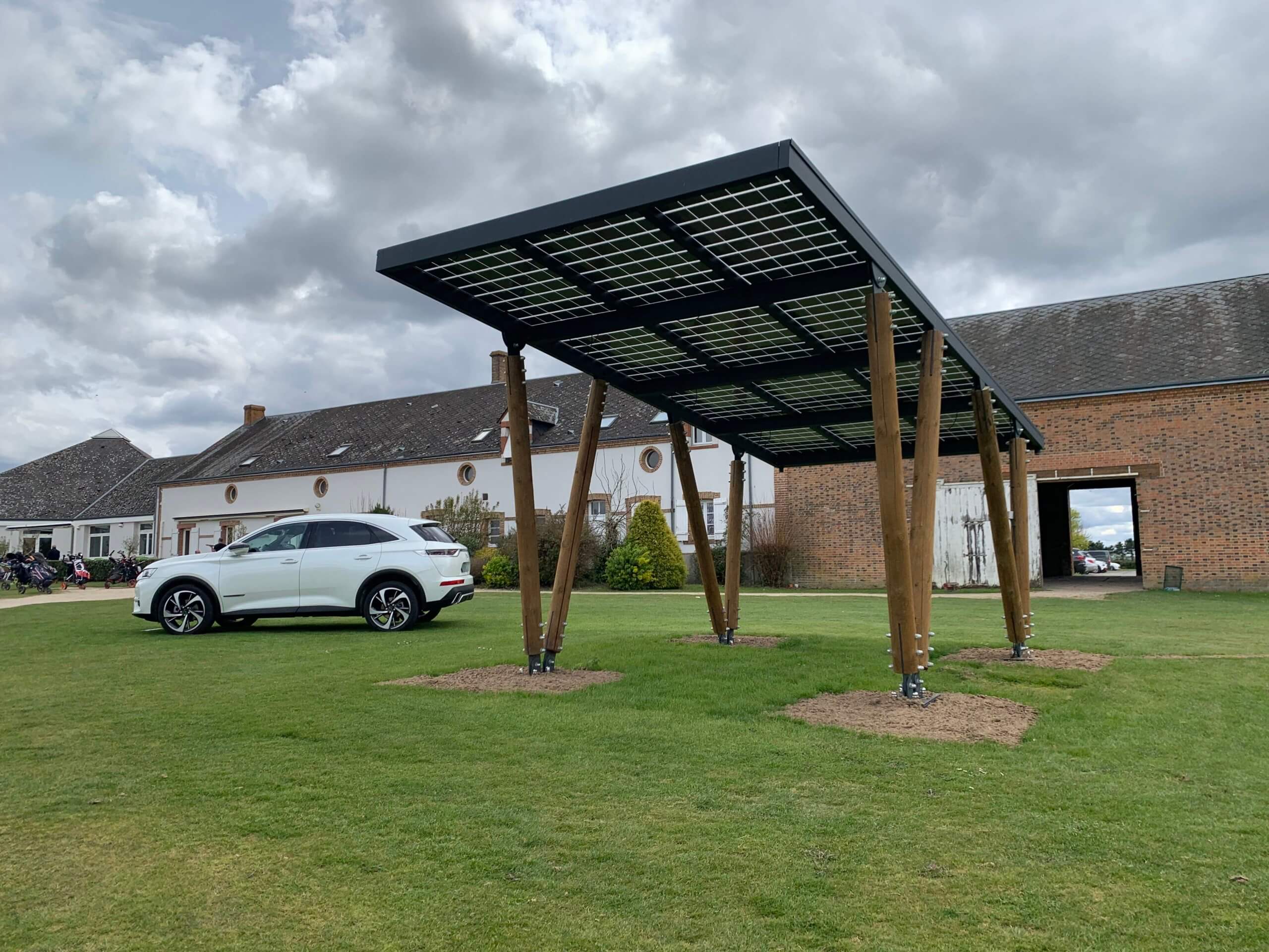 Carport photovoltaïque réalisé par Groupe Roy Énergie 3