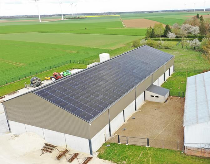 Installation de panneaux photovoltaïques agricoles sur une exploitation par le Groupe Roy Énergie