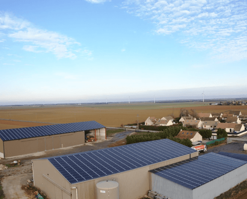 Bâtiments agricoles avec panneaux photovoltaïques installés par le Groupe Roy Énergie