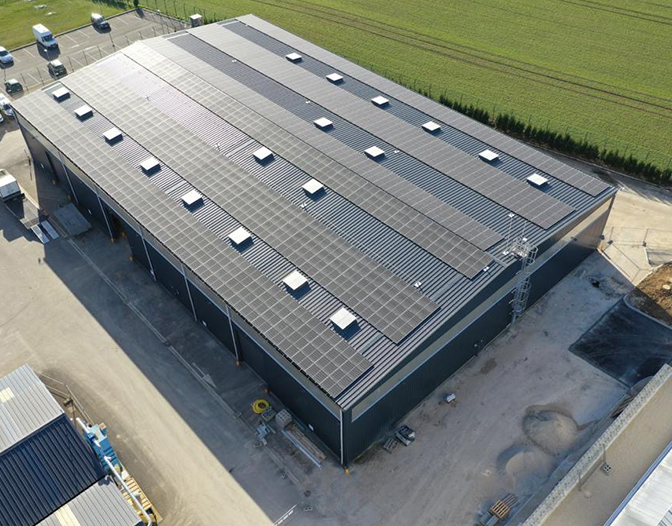 Installation de panneaux photovoltaïques sur un bâtiment industriel par le Groupe Roy Énergie