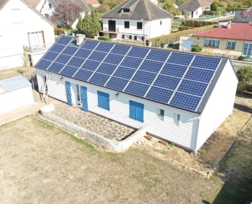 Panneaux photovoltaïques sur une toiture de particuliers, installés par le Groupe Roy Énergie