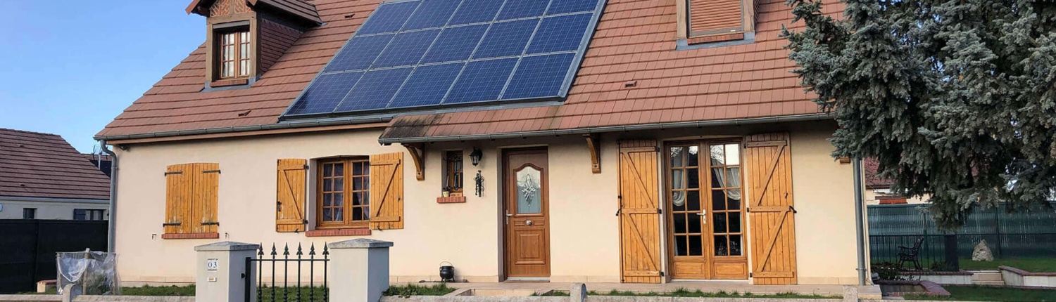 Installation de panneaux photovoltaïques sur un pavillon par le Groupe Roy Énergie