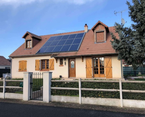 Installation de panneaux photovoltaïques sur un pavillon par le Groupe Roy Énergie