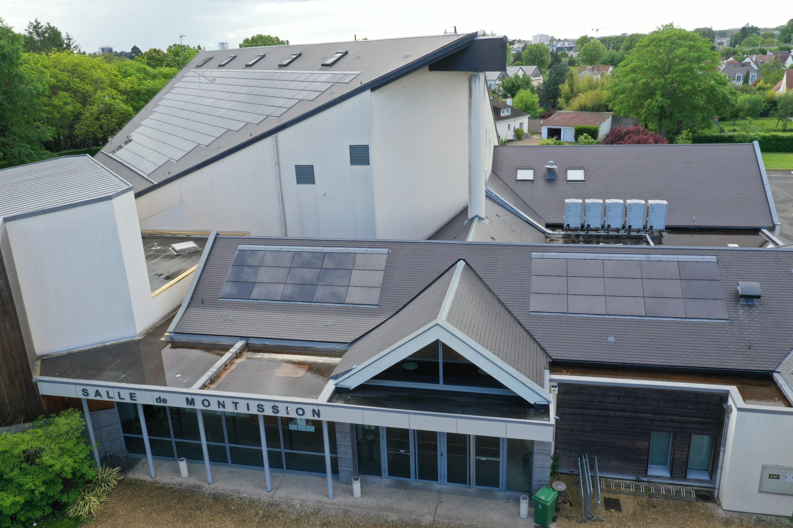 Salle des fêtes de Saint Jean le Blanc équipée de panneaux photovoltaïques du Groupe Roy Énergie