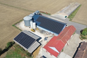 vue aérienne d'une exploitation agricole avec installation photovoltaïque