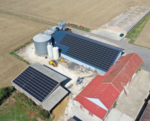 vue aérienne d'une exploitation agricole avec installation photovoltaïque