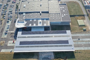vue aérienne d'un batiment industriel équipé de panneaux photovoltaïques