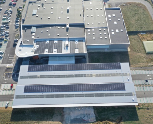 vue aérienne d'un batiment industriel équipé de panneaux photovoltaïques