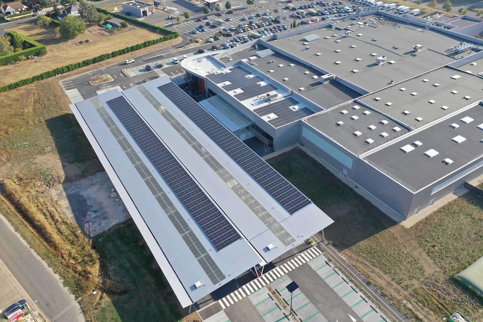 panneaux photovoltaïques sur un bâtiment industriel