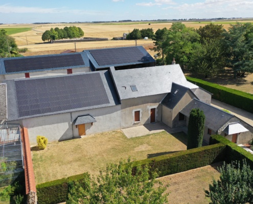 trois bâtiments agricoles équipés de panneaux photovoltaïques