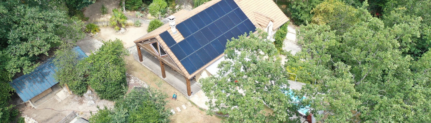 panneaux solaires photovoltaïques installés sur une maison en forêt par GROUPE ROY ÉNERGIE