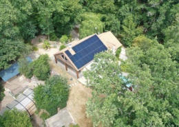 panneaux solaires photovoltaïques installés sur une maison en forêt par GROUPE ROY ÉNERGIE