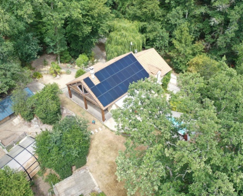 panneaux solaires photovoltaïques installés sur une maison en forêt par GROUPE ROY ÉNERGIE