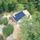 panneaux solaires photovoltaïques installés sur une maison en forêt par GROUPE ROY ÉNERGIE