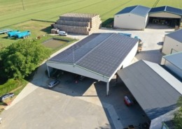 Hangar agricole dans une exploitation avec des panneaux photovoltaïques sur le toit