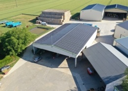 Hangar agricole dans une exploitation avec des panneaux photovoltaïques sur le toit