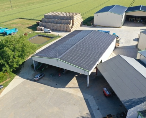 Hangar agricole dans une exploitation avec des panneaux photovoltaïques sur le toit