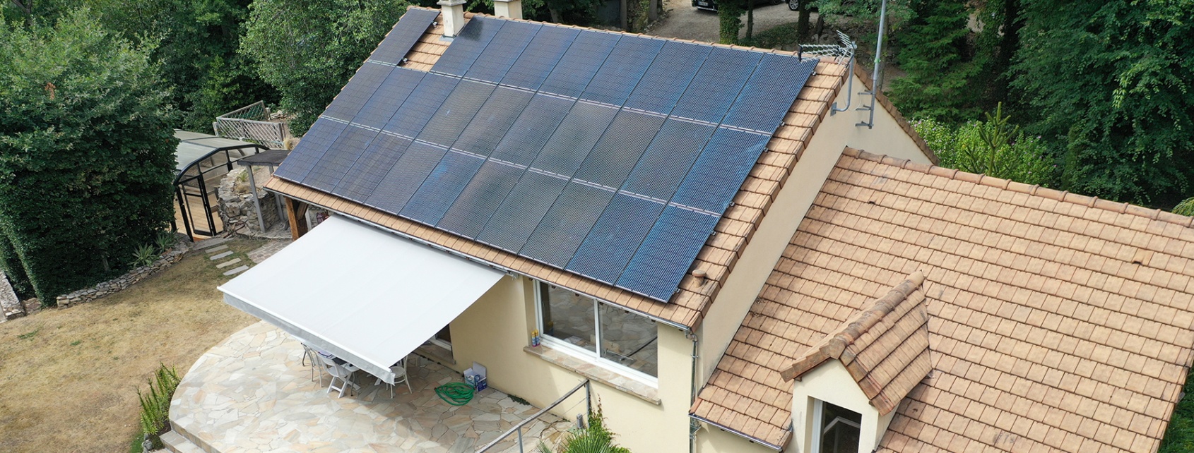 maison avec panneaux photovoltaïques pour autoconsommation