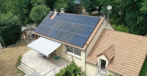 maison avec panneaux photovoltaïques pour autoconsommation
