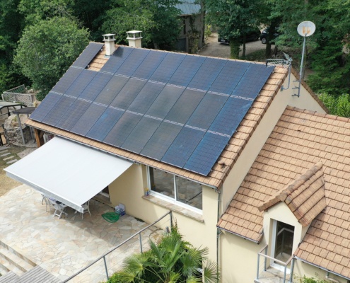 maison avec panneaux photovoltaïques pour autoconsommation