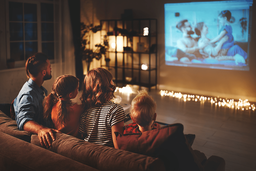 famille dans une maison autonome en énergie