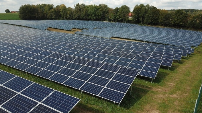 panneaux photovoltaïques au sol dans une ferme solaire