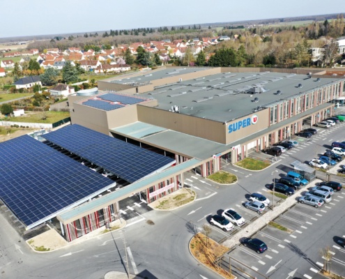 Vue aérienne batiment industriel panneaux photovoltaïques