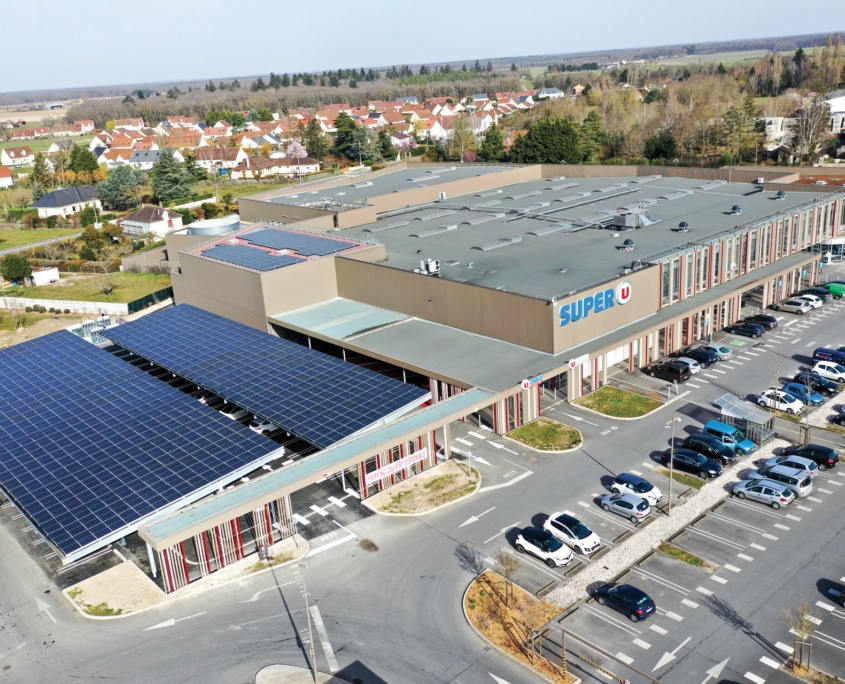 Vue aérienne batiment industriel panneaux photovoltaïques