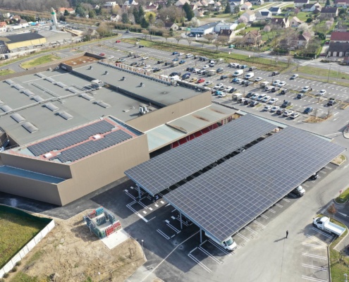 Vue aérienne batiment industriel panneaux photovoltaïques