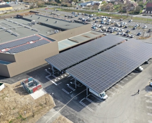 Réalisation GROUPE ROY ÉNERGIE ombrière photovoltaïque parking supermarché