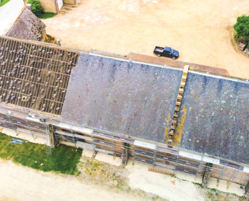 Bâtiments agricoles avec panneaux photovoltaïques installés par le Groupe Roy Énergie