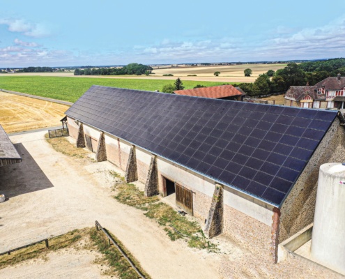 Panneaux photovoltaïques du Groupe Roy Énergie sur le toit d'une exploitation agricole