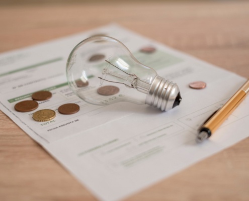ampoule sur une facture d'électricité et un stylo à côté