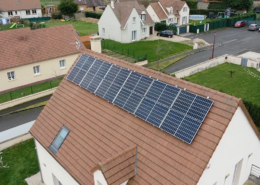 Panneaux photovoltaïques sur le toit d'une maison d'un particulier