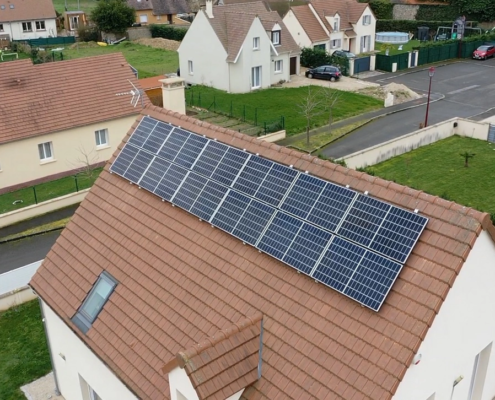 Panneaux photovoltaïques sur le toit d'une maison d'un particulier