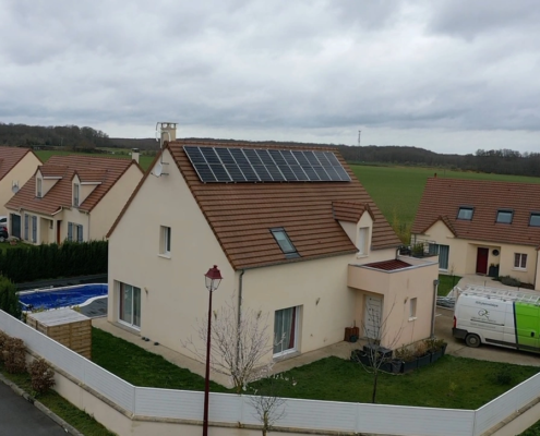 Panneaux photovoltaïques sur le toit d'une maison d'un particulier