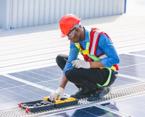 Technicien vérifiant une installation de panneaux solaires