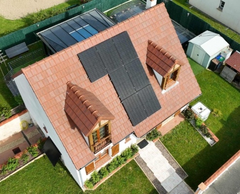 Panneaux photovoltaïques sur le toit d'une maison d'un particulier
