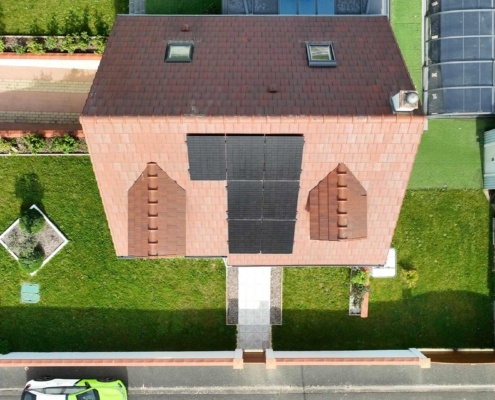 Panneaux photovoltaïques sur le toit d'une maison d'un particulier