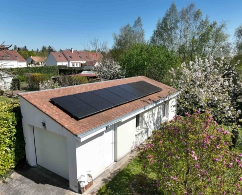 Panneaux photovoltaïques sur le toit d'une maison d'un particulier