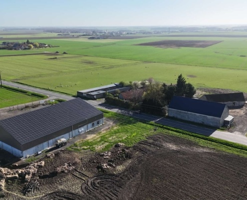 Panneaux photovoltaïques sur le toit d'une exploitation agricole