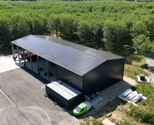 Panneaux photovoltaïques sur le toit d'une exploitation agricole