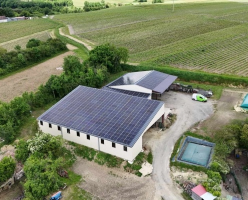 Panneaux photovoltaïques sur le toit d'une exploitation agricole