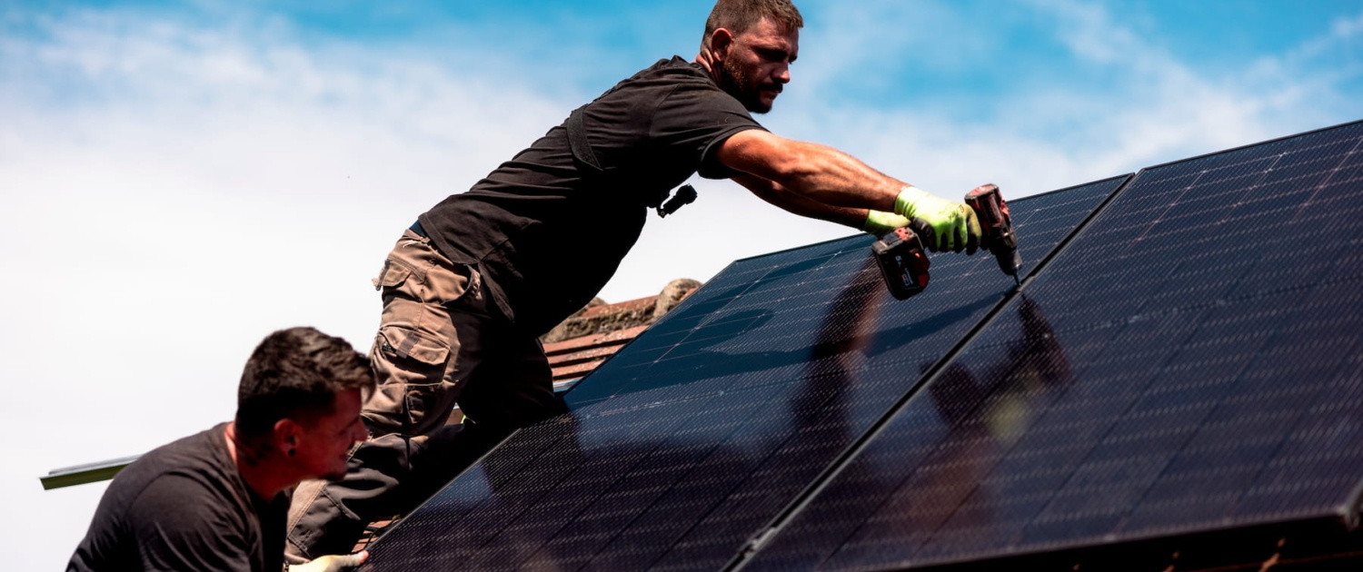 Techniciens de Groupe Roy Énergie installant des panneaux photovoltaïques