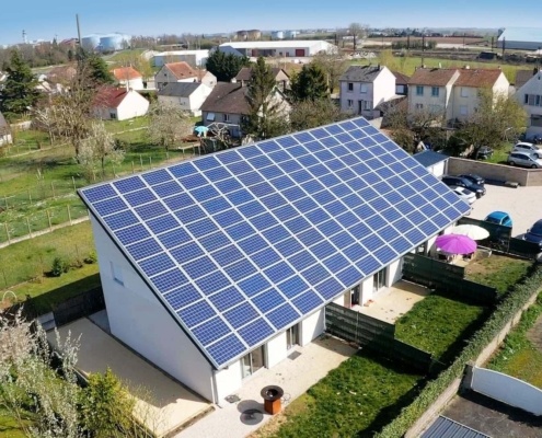 Panneaux solaires recouvrant la toiture d'une maison