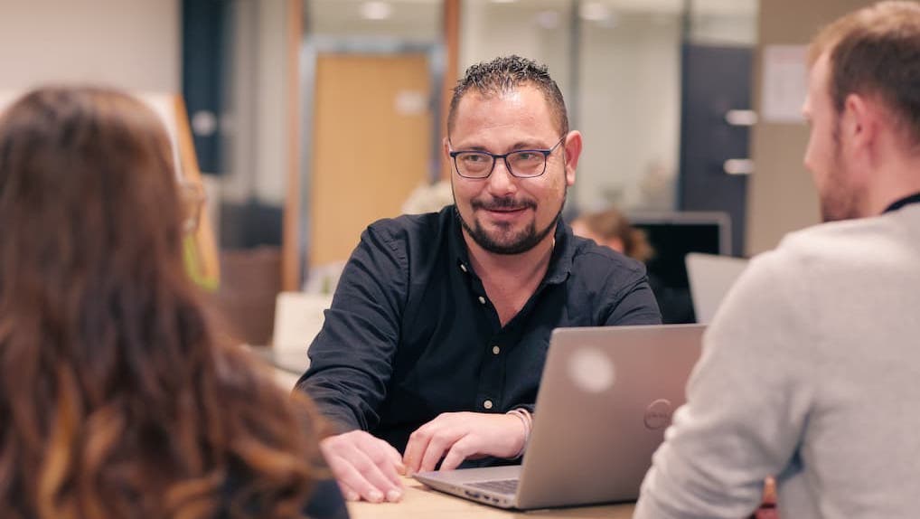 Employé de Groupe Roy Énergie recevant des clients à son bureau