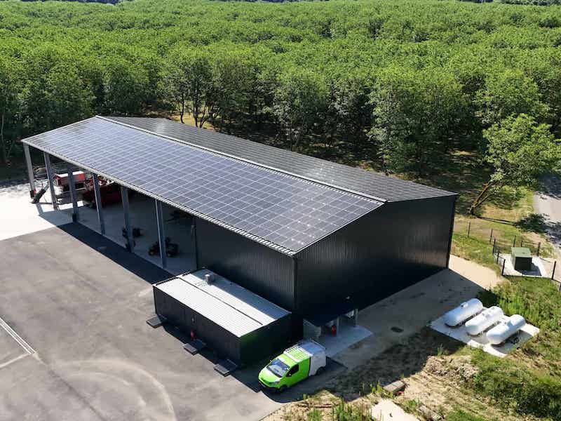 Vue aérienne d'un hangar avec des panneaux solaires pour un exploitant agricole