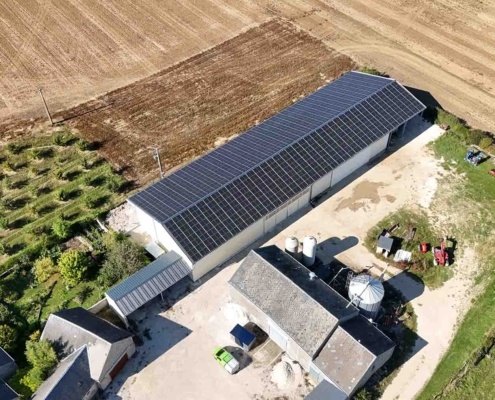 Vue aérienne d'une installation photovoltaïque par Groupe Roy énergie