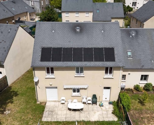 Photo aérienne d'une installation photovoltaïque réalisée par Groupe Roy énergie