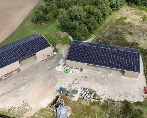 Photo aérienne d'une installation photovoltaïque réalisée par Groupe Roy énergie
